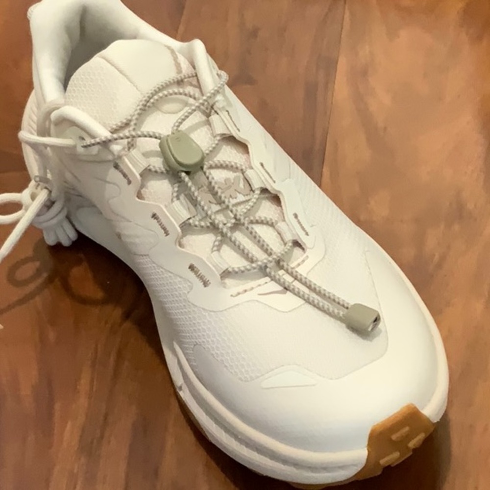 NEW IN BOX Women’s Hoka Transport Eggnog Sneakers size 7 Wide